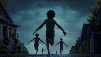 Режиссёр фильма «Оружие» объяснил жуткую позу бегущих детей