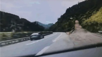 Автомобиль Avita 12 на автопилоте въехал в аварийную полосу для грузовиков