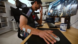 Ютубер создал «нейромышечный аим-ассист» с электрошоком для Counter-Strike 2