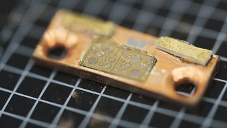 Учёные создали сверхкомпактный лазер с минимальными потерями света