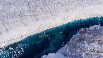 Таяние ледника 79°N в Гренландии вызывает гигантские трещины и подъём льда