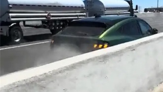 Ford Mustang Mach-E вышел из-под контроля на трассе: водитель не смог остановить автомобиль