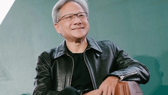 Дженсен Хуанг продал акции NVIDIA на $324 млн — инвесторы в панике, но аналитики спокойны