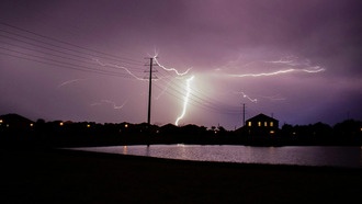 Учёные раскрыли секреты мощных молний внутри облаков
