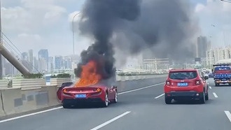 Феррари F8 Spider сгорел дотла на мосту в Китае