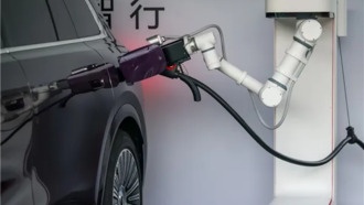 Hongmeng Zhixing представила автоматическую зарядку электромобилей с помощью роботизированной руки