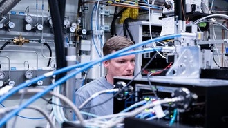 Рентгеновские вспышки раскрыли, как электронно-дырочные пары воздействуют на атомы в квантовых точках