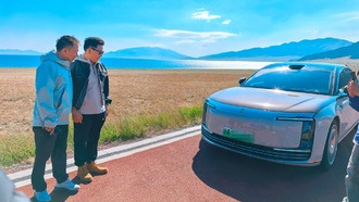 Глава Huawei Consumer BG Юй Чэндун в Синьцзяне помог владельцу AITO S800 с настройкой подвески