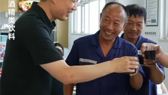 Глава Ideal Auto Ли Сян пообедал с водителями грузовиков после скандального краш-теста