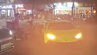Курьер на электросамокате врезался в новый Lamborghini: разбито зеркало