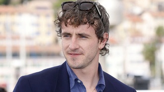 Новые кадры из фильма «Хамнет» с Полом Мескалем и Джесси Бакли