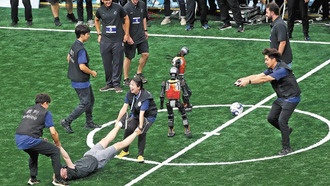 Гуманоидные роботы выходят на спортивные арены: игры в Пекине показали будущее