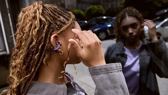 JBL представила наушники Soundgear CLIPS с заушным креплением и автономностью до 32 часов