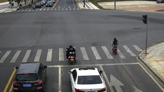 Женщина на электросамокате проигнорировала красный свет и попала в аварию: признана виновной