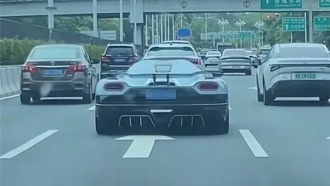 Навигатор предупредил водителя о дорогой машине впереди. Оказалось, это шутка