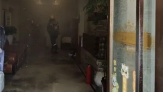 Пенсионер устроил пожар в отеле, заряжая аккумулятор от электросамоката в холле