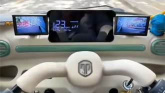 Женщина модернизировала электротрицикл солнечными панелями и цифровыми зеркалами