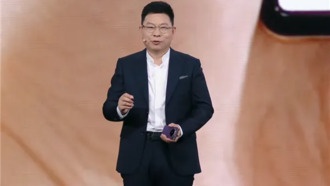 Huawei представила второе поколение складного смартфона с тремя экранами Mate XTs