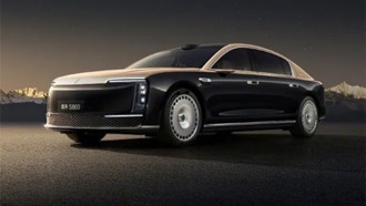 Владелец нового AITO S800 испугался странного шума в машине. Оказалось, он сам включил режим звукового сопровождения