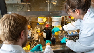 Учёные превращают пластиковые отходы в эффективный материал для улавливания CO₂