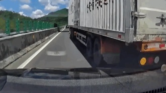 Водитель доверился автопилоту и врезался в фуру: «Я думал, машина сама остановится»