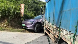 Владелец электромобиля Zhiji R7 выжил в столкновении с грузовиком благодаря прочной конструкции