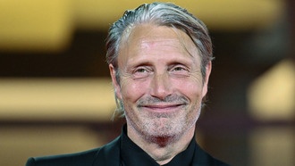 Мэдс Миккельсен воссоединился с создателем «Ганнибала» в трейлере хоррора «Пыльный кролик»