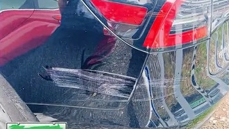 Студенты взяли Tesla в аренду, а сотрудник компании поцарапал её для вымогательства