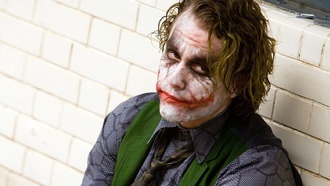 Джокер появляется в новых фото со съемок фильма «Глиноликий»