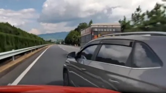 Водитель устроил тройное ДТП на трассе из-за опасного обгона: «Я думал, он меня пропустит»