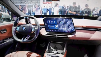 Дизайнер Mercedes раскритиковал BMW и Audi за устаревший дизайн и неудобные экраны