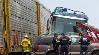 В Мексике грузовой поезд протаранил двухэтажный автобус: 10 погибших, 61 пострадавший