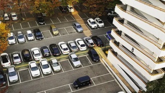 Водитель в Китае припарковал машину на два места и отказался переставлять, угрожая обвинением в пьяной езде