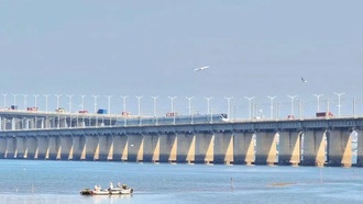 В Китае сняли уникальное фото с поездом, самолетом, автомобилем и рыболовным судном в одном кадре