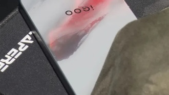 В сети появились фото нового смартфона iQOO 15 в редком красно-бело-сером цвете