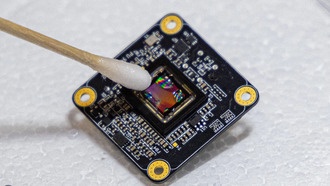 Создан миниатюрный микроскоп для 3D-визуализации мозга у свободно движущихся мышей