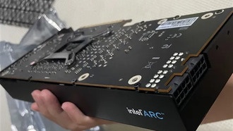 В сети появилось фото необычной видеокарты Intel Arc A750 с 512-битной шиной и 16 ГБ памяти