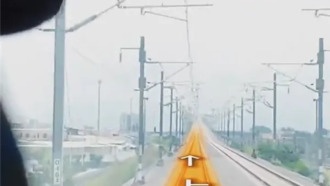 Почему в скоростных поездах нет «эффекта тапки в пол» при разгоне