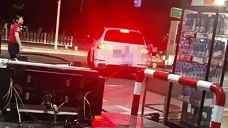 Водительница уехала с заправки, не вынув пистолет, и повалила колонку