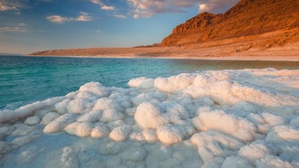 Учёные обнаружили формирование соляных гигантов на дне Мёртвого моря