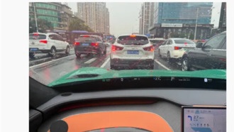 Китайский блогер проехал 50 км под дождём за iPhone 17 Pro Max на своём электрокаре Xiaomi