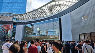 В Китае стартовали продажи iPhone 17: очереди из фанатов и перекупщиков