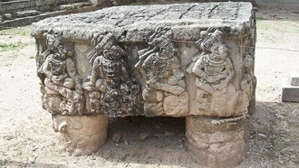 Жесты рук на алтаре майя возрастом 1300 лет могут скрывать календарные даты