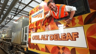 Поезд для очистки путей от листьев в Великобритании назвали Ctrl Alt Deleaf