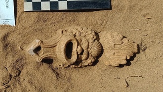 В Нидерландах нашли древнеримскую масляную лампу в виде театральной маски