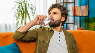 Недостаток воды усиливает стресс и повышает риск хронических болезней