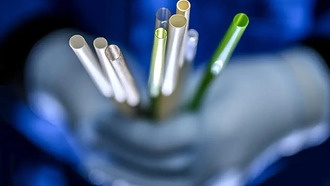 Ученые выяснили, какие соломинки для напитков самые экологичные