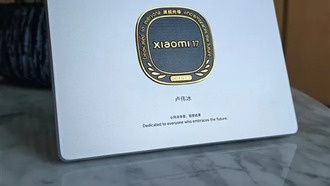 Лу Вэйбин показал памятный значок для покупателей Xiaomi 17