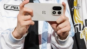 OnePlus 15 показали на фото: рекордно узкие рамки экрана 1.15 мм