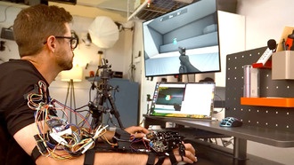 Ютубер создал экзоскелет для улучшения прицеливания и занял второе место в мировом рейтинге Aimlabs